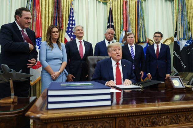 DC: President Trump Announces New Most Favored Nation Drug Pricing for Medicaid President Donald Trump announces new most favored nation pricing for some drugs in the Oval Office at the White House on September 18, 2026 in Washington, D.C. Sarah Huckabee Sanders, Dr. Mehmet Oz and Robert F. Kennedy Jr. were also in attendance. Many countries have negotiated prices for certain drugs that are significantly lower than what Americans pay for the same medication and the new deal will allow states Medicaid programs to benefit from those lower prices. (Photo by Samuel Corum Pool ABACAPRESS.COM) Washington DC United States  Copyright: xPool ABACAx