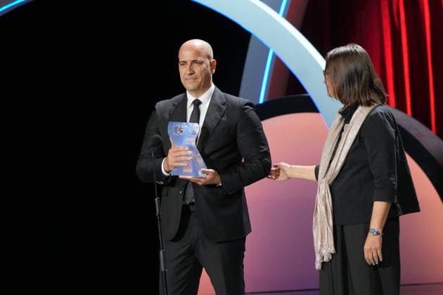 The 74th San Sebastián International Film Festival Kicks Off FIPRESCI Vice President Paola Casella presents the FIPRESCI Award to the vice president of Warner Spain, Carlos Prada, who accepts it on behalf of Paul Thomas Anderson for his film *One Battle After Another* during the opening of the 74th edition of the San Sebastián International Film Festival at the Kursaal Conference Center and Auditorium on September 18, 2026, in San Sebastián, Guipúzcoa, Basque Country, Spain. The San Sebastián Film Festival kicks off its 74th edition this Friday, September 18, and will run through September 26, featuring one of the largest gatherings of stars in recent years, with names such as Brad Pitt, Penélope Cruz, Orlando Bloom, Rami Malek, Jeremy Iro  Copyright: xUnanuex 7784568
