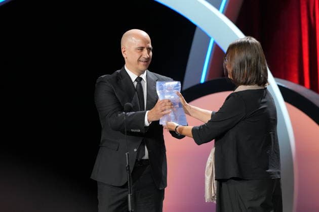 The 74th San Sebastián International Film Festival Kicks Off FIPRESCI Vice President Paola Casella presents the FIPRESCI Award to the vice president of Warner Spain, Carlos Prada, who accepts it on behalf of Paul Thomas Anderson for his film *One Battle After Another* during the opening of the 74th edition of the San Sebastián International Film Festival at the Kursaal Conference Center and Auditorium on September 18, 2026, in San Sebastián, Guipúzcoa, Basque Country, Spain. The San Sebastián Film Festival kicks off its 74th edition this Friday, September 18, and will run through September 26, featuring one of the largest gatherings of stars in recent years, with names such as Brad Pitt, Penélope Cruz, Orlando Bloom, Rami Malek, Jeremy Iro  Copyright: xUnanuex 7784569
