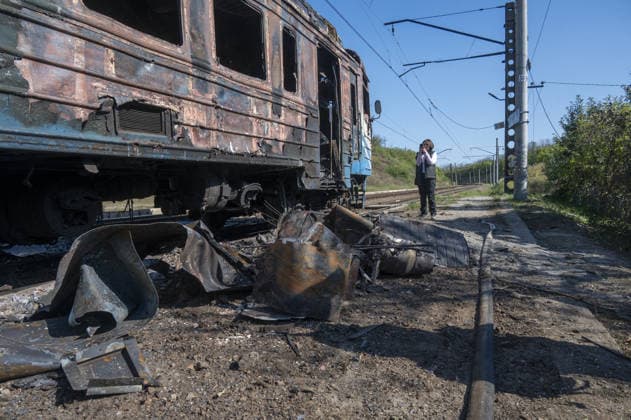Russians attack on a commuter passenger train in Kharkiv KHARKIV, UKRAINE - SEPTEMBER 18 Officials investigate the train following a Russian attack on a commuter passenger train at the Lypkuvativka railway station with a Geran-4 jet drone in Kharkiv, Ukraine on September 18, 2026. Eight people were injured and a 30-year-old passenger was killed. The attack caused a fire in two train cars. Serhii Masin Anadolu Kharkiv Ukraine. Editorial use only. Please get in touch for any other usage.  Copyright: x2026xAnadoluxSerhiixMasinx