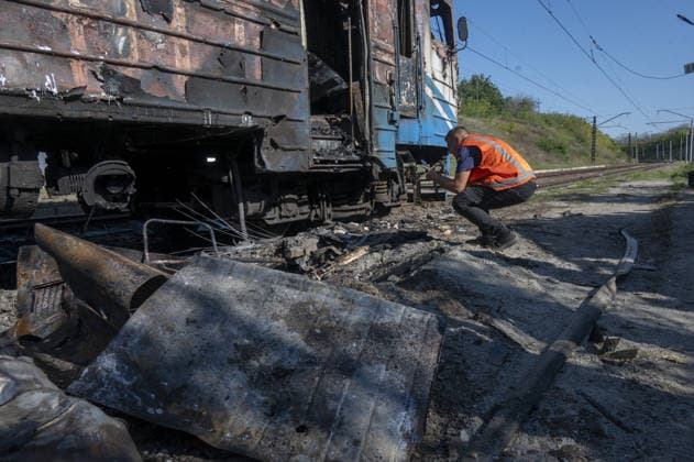 Russians attack on a commuter passenger train in Kharkiv KHARKIV, UKRAINE - SEPTEMBER 18 Officials investigate the train following a Russian attack on a commuter passenger train at the Lypkuvativka railway station with a Geran-4 jet drone in Kharkiv, Ukraine on September 18, 2026. Eight people were injured and a 30-year-old passenger was killed. The attack caused a fire in two train cars. Serhii Masin Anadolu Kharkiv Ukraine. Editorial use only. Please get in touch for any other usage.  Copyright: x2026xAnadoluxSerhiixMasinx