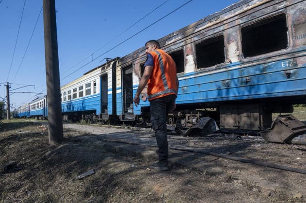 Russians attack on a commuter passenger train in Kharkiv KHARKIV, UKRAINE - SEPTEMBER 18 Officials investigate the train following a Russian attack on a commuter passenger train at the Lypkuvativka railway station with a Geran-4 jet drone in Kharkiv, Ukraine on September 18, 2026. Eight people were injured and a 30-year-old passenger was killed. The attack caused a fire in two train cars. Serhii Masin Anadolu Kharkiv Ukraine. Editorial use only. Please get in touch for any other usage.  Copyright: x2026xAnadoluxSerhiixMasinx
