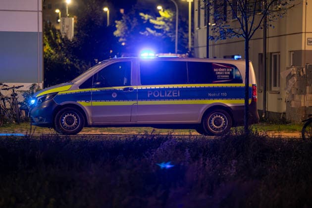 Streit in Gemeinschaftsunterkunft 68-Jähriger stirbt nach Messerattacke 28-Jähriger festgenommen Ein Streit zwischen zwei Männern endete am 18.09.2026 in einer Gemeinschaftsunterkunft in der Otto-Röhm-Straße in Darmstadt tödlich. Ein 68-Jähriger war zu Besuch bei einem 28-Jährigen, der in der Unterkunft untergebracht war, als beide gegen 18.40 Uhr aus bislang ungeklärter Ursache in einen heftigen Streit gerieten. Der 28-Jährige soll den 68-Jährigen mit einem Messer erheblich verletzt haben, der trotz Reanimationsversuchen im Außenbereich seinen Verletzungen erlag. Die Polizei nahm den Tatverdächtigen in einem Zimmer der Unterkunft widerstandslos fest und stellte die mutmaßliche Tatwaffe sicher Darmstadt Hessen Deutsch