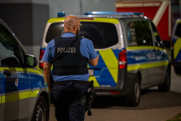 Streit in Gemeinschaftsunterkunft 68-Jähriger stirbt nach Messerattacke 28-Jähriger festgenommen Ein Streit zwischen zwei Männern endete am 18.09.2026 in einer Gemeinschaftsunterkunft in der Otto-Röhm-Straße in Darmstadt tödlich. Ein 68-Jähriger war zu Besuch bei einem 28-Jährigen, der in der Unterkunft untergebracht war, als beide gegen 18.40 Uhr aus bislang ungeklärter Ursache in einen heftigen Streit gerieten. Der 28-Jährige soll den 68-Jährigen mit einem Messer erheblich verletzt haben, der trotz Reanimationsversuchen im Außenbereich seinen Verletzungen erlag. Die Polizei nahm den Tatverdächtigen in einem Zimmer der Unterkunft widerstandslos fest und stellte die mutmaßliche Tatwaffe sicher Darmstadt Hessen Deutsch