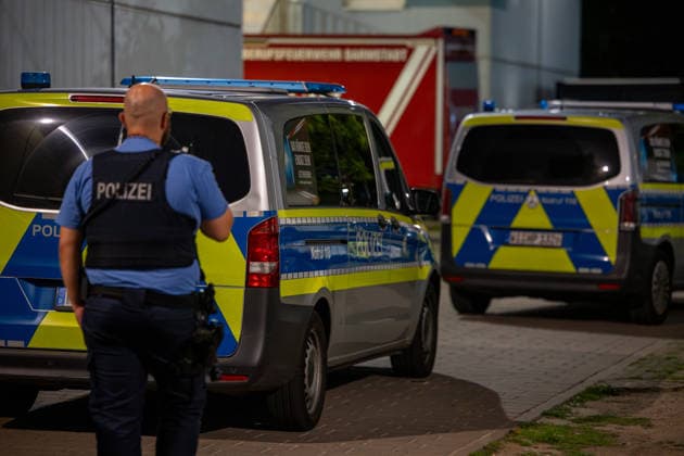 Streit in Gemeinschaftsunterkunft 68-Jähriger stirbt nach Messerattacke 28-Jähriger festgenommen Ein Streit zwischen zwei Männern endete am 18.09.2026 in einer Gemeinschaftsunterkunft in der Otto-Röhm-Straße in Darmstadt tödlich. Ein 68-Jähriger war zu Besuch bei einem 28-Jährigen, der in der Unterkunft untergebracht war, als beide gegen 18.40 Uhr aus bislang ungeklärter Ursache in einen heftigen Streit gerieten. Der 28-Jährige soll den 68-Jährigen mit einem Messer erheblich verletzt haben, der trotz Reanimationsversuchen im Außenbereich seinen Verletzungen erlag. Die Polizei nahm den Tatverdächtigen in einem Zimmer der Unterkunft widerstandslos fest und stellte die mutmaßliche Tatwaffe sicher Darmstadt Hessen Deutsch