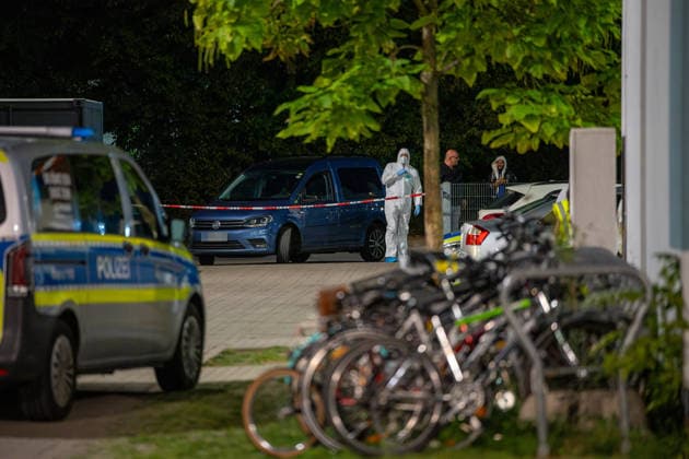 Streit in Gemeinschaftsunterkunft 68-Jähriger stirbt nach Messerattacke 28-Jähriger festgenommen Ein Streit zwischen zwei Männern endete am 18.09.2026 in einer Gemeinschaftsunterkunft in der Otto-Röhm-Straße in Darmstadt tödlich. Ein 68-Jähriger war zu Besuch bei einem 28-Jährigen, der in der Unterkunft untergebracht war, als beide gegen 18.40 Uhr aus bislang ungeklärter Ursache in einen heftigen Streit gerieten. Der 28-Jährige soll den 68-Jährigen mit einem Messer erheblich verletzt haben, der trotz Reanimationsversuchen im Außenbereich seinen Verletzungen erlag. Die Polizei nahm den Tatverdächtigen in einem Zimmer der Unterkunft widerstandslos fest und stellte die mutmaßliche Tatwaffe sicher Darmstadt Hessen Deutsch