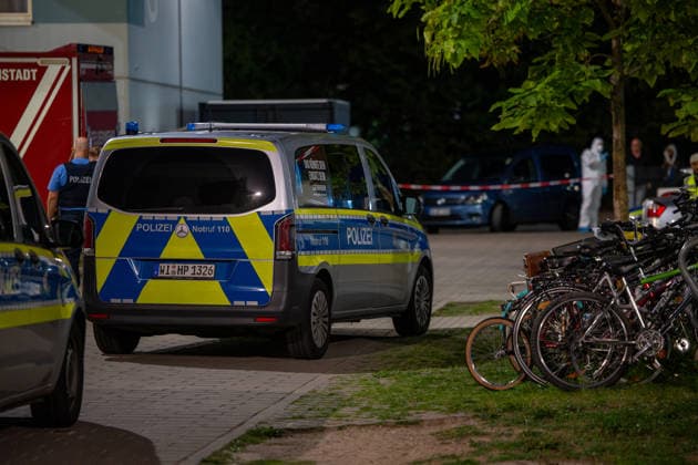 Streit in Gemeinschaftsunterkunft 68-Jähriger stirbt nach Messerattacke 28-Jähriger festgenommen Ein Streit zwischen zwei Männern endete am 18.09.2026 in einer Gemeinschaftsunterkunft in der Otto-Röhm-Straße in Darmstadt tödlich. Ein 68-Jähriger war zu Besuch bei einem 28-Jährigen, der in der Unterkunft untergebracht war, als beide gegen 18.40 Uhr aus bislang ungeklärter Ursache in einen heftigen Streit gerieten. Der 28-Jährige soll den 68-Jährigen mit einem Messer erheblich verletzt haben, der trotz Reanimationsversuchen im Außenbereich seinen Verletzungen erlag. Die Polizei nahm den Tatverdächtigen in einem Zimmer der Unterkunft widerstandslos fest und stellte die mutmaßliche Tatwaffe sicher Darmstadt Hessen Deutsch