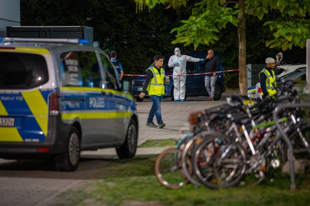 Streit in Gemeinschaftsunterkunft 68-Jähriger stirbt nach Messerattacke 28-Jähriger festgenommen Ein Streit zwischen zwei Männern endete am 18.09.2026 in einer Gemeinschaftsunterkunft in der Otto-Röhm-Straße in Darmstadt tödlich. Ein 68-Jähriger war zu Besuch bei einem 28-Jährigen, der in der Unterkunft untergebracht war, als beide gegen 18.40 Uhr aus bislang ungeklärter Ursache in einen heftigen Streit gerieten. Der 28-Jährige soll den 68-Jährigen mit einem Messer erheblich verletzt haben, der trotz Reanimationsversuchen im Außenbereich seinen Verletzungen erlag. Die Polizei nahm den Tatverdächtigen in einem Zimmer der Unterkunft widerstandslos fest und stellte die mutmaßliche Tatwaffe sicher Darmstadt Hessen Deutsch