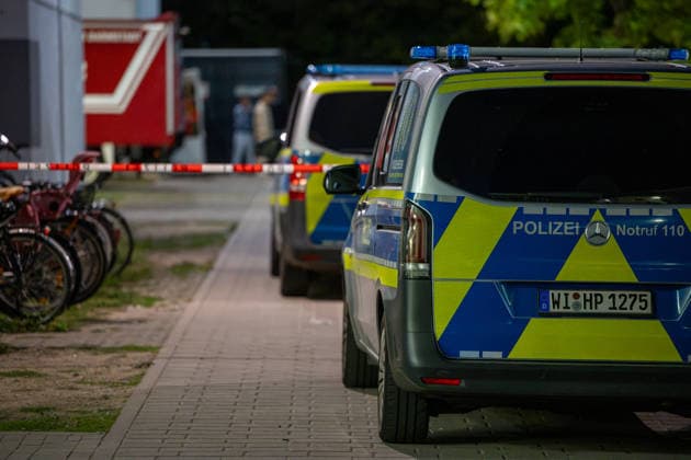 Streit in Gemeinschaftsunterkunft 68-Jähriger stirbt nach Messerattacke 28-Jähriger festgenommen Ein Streit zwischen zwei Männern endete am 18.09.2026 in einer Gemeinschaftsunterkunft in der Otto-Röhm-Straße in Darmstadt tödlich. Ein 68-Jähriger war zu Besuch bei einem 28-Jährigen, der in der Unterkunft untergebracht war, als beide gegen 18.40 Uhr aus bislang ungeklärter Ursache in einen heftigen Streit gerieten. Der 28-Jährige soll den 68-Jährigen mit einem Messer erheblich verletzt haben, der trotz Reanimationsversuchen im Außenbereich seinen Verletzungen erlag. Die Polizei nahm den Tatverdächtigen in einem Zimmer der Unterkunft widerstandslos fest und stellte die mutmaßliche Tatwaffe sicher Darmstadt Hessen Deutsch