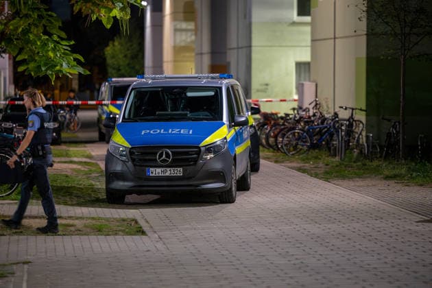 Streit in Gemeinschaftsunterkunft 68-Jähriger stirbt nach Messerattacke 28-Jähriger festgenommen Ein Streit zwischen zwei Männern endete am 18.09.2026 in einer Gemeinschaftsunterkunft in der Otto-Röhm-Straße in Darmstadt tödlich. Ein 68-Jähriger war zu Besuch bei einem 28-Jährigen, der in der Unterkunft untergebracht war, als beide gegen 18.40 Uhr aus bislang ungeklärter Ursache in einen heftigen Streit gerieten. Der 28-Jährige soll den 68-Jährigen mit einem Messer erheblich verletzt haben, der trotz Reanimationsversuchen im Außenbereich seinen Verletzungen erlag. Die Polizei nahm den Tatverdächtigen in einem Zimmer der Unterkunft widerstandslos fest und stellte die mutmaßliche Tatwaffe sicher Darmstadt Hessen Deutsch