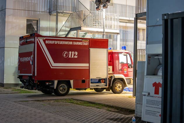 Streit in Gemeinschaftsunterkunft 68-Jähriger stirbt nach Messerattacke 28-Jähriger festgenommen Ein Streit zwischen zwei Männern endete am 18.09.2026 in einer Gemeinschaftsunterkunft in der Otto-Röhm-Straße in Darmstadt tödlich. Ein 68-Jähriger war zu Besuch bei einem 28-Jährigen, der in der Unterkunft untergebracht war, als beide gegen 18.40 Uhr aus bislang ungeklärter Ursache in einen heftigen Streit gerieten. Der 28-Jährige soll den 68-Jährigen mit einem Messer erheblich verletzt haben, der trotz Reanimationsversuchen im Außenbereich seinen Verletzungen erlag. Die Polizei nahm den Tatverdächtigen in einem Zimmer der Unterkunft widerstandslos fest und stellte die mutmaßliche Tatwaffe sicher Darmstadt Hessen Deutsch