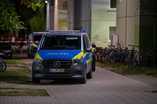 Streit in Gemeinschaftsunterkunft 68-Jähriger stirbt nach Messerattacke 28-Jähriger festgenommen Ein Streit zwischen zwei Männern endete am 18.09.2026 in einer Gemeinschaftsunterkunft in der Otto-Röhm-Straße in Darmstadt tödlich. Ein 68-Jähriger war zu Besuch bei einem 28-Jährigen, der in der Unterkunft untergebracht war, als beide gegen 18.40 Uhr aus bislang ungeklärter Ursache in einen heftigen Streit gerieten. Der 28-Jährige soll den 68-Jährigen mit einem Messer erheblich verletzt haben, der trotz Reanimationsversuchen im Außenbereich seinen Verletzungen erlag. Die Polizei nahm den Tatverdächtigen in einem Zimmer der Unterkunft widerstandslos fest und stellte die mutmaßliche Tatwaffe sicher Darmstadt Hessen Deutsch