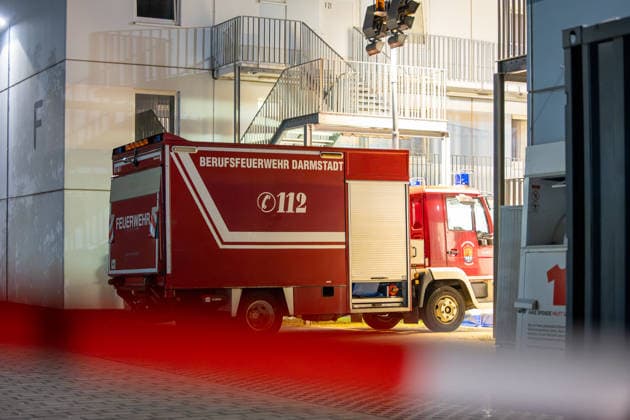 Streit in Gemeinschaftsunterkunft 68-Jähriger stirbt nach Messerattacke 28-Jähriger festgenommen Ein Streit zwischen zwei Männern endete am 18.09.2026 in einer Gemeinschaftsunterkunft in der Otto-Röhm-Straße in Darmstadt tödlich. Ein 68-Jähriger war zu Besuch bei einem 28-Jährigen, der in der Unterkunft untergebracht war, als beide gegen 18.40 Uhr aus bislang ungeklärter Ursache in einen heftigen Streit gerieten. Der 28-Jährige soll den 68-Jährigen mit einem Messer erheblich verletzt haben, der trotz Reanimationsversuchen im Außenbereich seinen Verletzungen erlag. Die Polizei nahm den Tatverdächtigen in einem Zimmer der Unterkunft widerstandslos fest und stellte die mutmaßliche Tatwaffe sicher Darmstadt Hessen Deutsch