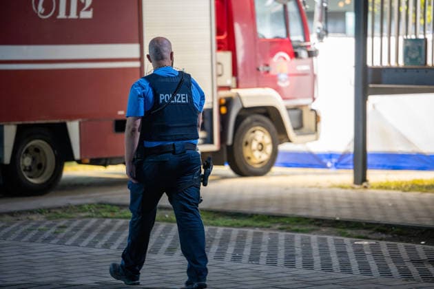 Streit in Gemeinschaftsunterkunft 68-Jähriger stirbt nach Messerattacke 28-Jähriger festgenommen Ein Streit zwischen zwei Männern endete am 18.09.2026 in einer Gemeinschaftsunterkunft in der Otto-Röhm-Straße in Darmstadt tödlich. Ein 68-Jähriger war zu Besuch bei einem 28-Jährigen, der in der Unterkunft untergebracht war, als beide gegen 18.40 Uhr aus bislang ungeklärter Ursache in einen heftigen Streit gerieten. Der 28-Jährige soll den 68-Jährigen mit einem Messer erheblich verletzt haben, der trotz Reanimationsversuchen im Außenbereich seinen Verletzungen erlag. Die Polizei nahm den Tatverdächtigen in einem Zimmer der Unterkunft widerstandslos fest und stellte die mutmaßliche Tatwaffe sicher Darmstadt Hessen Deutsch