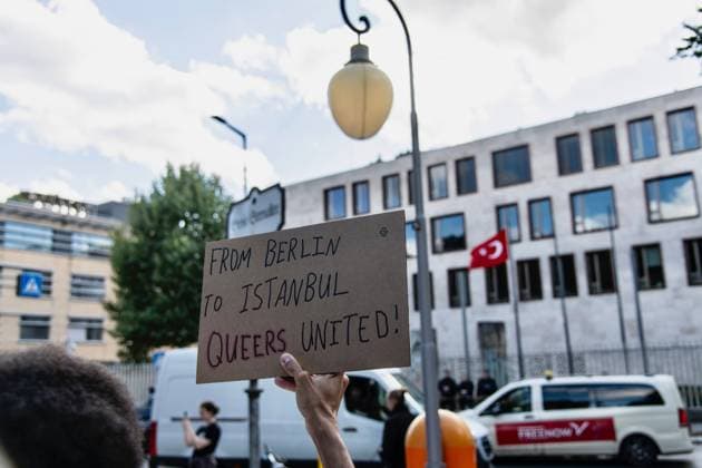 LGBTQ+ activists protest outside Turkish Embassy in Berlin BERLIN, GERMANY, SEPTEMBER 18, 2026: LGBTQ+ activists and supporters demonstrate outside the Turkish Embassy in Berlin in solidarity with LGBTQ+ communities in Turkey following a series of raids and arrests targeting activists and organizations. Demonstrators called for the release of those detained and condemned the Turkish authorities™ recent actions against LGBTQ+ groups. Turkish authorities have carried out coordinated raids across multiple provinces as part of investigations involving LGBTQ+ organizations and activists. Berlin Germany Copyright: x xAndrÃ sxTrujillox xJNAxPressx