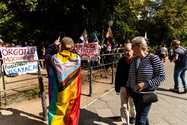 LGBTQ+ activists protest outside Turkish Embassy in Berlin BERLIN, GERMANY, SEPTEMBER 18, 2026: LGBTQ+ activists and supporters demonstrate outside the Turkish Embassy in Berlin in solidarity with LGBTQ+ communities in Turkey following a series of raids and arrests targeting activists and organizations. Demonstrators called for the release of those detained and condemned the Turkish authorities™ recent actions against LGBTQ+ groups. Turkish authorities have carried out coordinated raids across multiple provinces as part of investigations involving LGBTQ+ organizations and activists. Berlin Germany Copyright: x xAndrÃ sxTrujillox xJNAxPressx