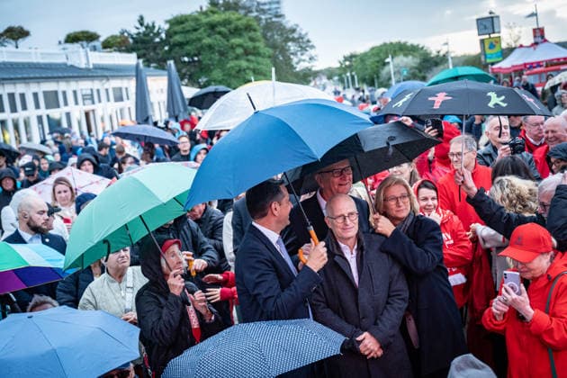 SPD Minister Presidents Olaf Lies, Anke Rehlinger, and Dietmar Woidke, along with Hamburg’s First Mayor Peter Tschentscher, shield each other with umbrellas from the rain that had begun to fall during the SPD’s closing rally at the Warnemünde lighthouse ahead of the state election in Mecklenburg-Western Pomerania, Rostock, Warnemünde, Mecklenburg-Western Pomerania,