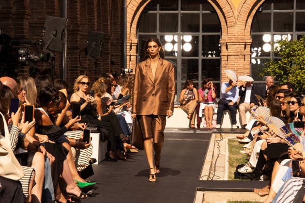 IPA88682614 - MADRID, SPAIN. SEPTEMBER 18, 2026: A model walks the runway showcasing a design by Lola Casademunt by Maite during Mercedes-Benz Fashion Week Madrid 2026 (MBFWMadrid) on September 18, 2026, in Madrid, Spain. The designer brand presented its latest collection as part of the official fashion week schedule, highlighting expressive styling, contemporary silhouettes, and meticulously crafted details throughout the runway show.  Copyright: xFrancescoxMilitelloxMirtox xx IPA88682614