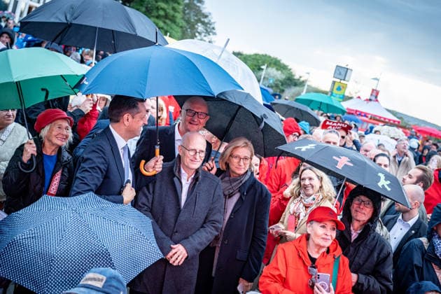 SPD Minister Presidents Olaf Lies, Anke Rehlinger, and Dietmar Woidke, along with Hamburg’s First Mayor Peter Tschentscher, shield each other with umbrellas from the rain that had begun to fall during the SPD’s closing rally at the Warnemünde lighthouse ahead of the state election in Mecklenburg-Western Pomerania, Rostock, Warnemünde, Mecklenburg-Western Pomerania,