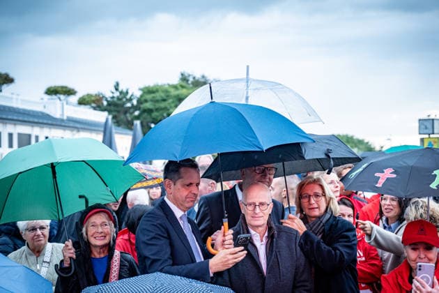 SPD Minister Presidents Olaf Lies, Anke Rehlinger, and Dietmar Woidke, along with Hamburg’s First Mayor Peter Tschentscher, shield each other with umbrellas from the rain that had begun to fall during the SPD’s closing rally at the Warnemünde lighthouse ahead of the state election in Mecklenburg-Western Pomerania, Rostock, Warnemünde, Mecklenburg-Western Pomerania,