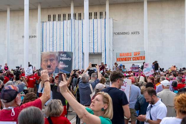 September 18, 2026, Washington, Dc, USA: People participate in the Hands Around the Kennedy Center demonstration..Supporters of the Kennedy Center gathered for the protest in response to this week s escalating tensions over the arts institution s future, including the Trump-appointed board voting to close the center in defiance of a court order, testimony that contractors were ramming the pillars of the building with construction equipment, and photographs showing President Trump aboard Air Force One with a poster that read Kennedy Center DEMOLISHED Washington USA  - ZUMAs197 20260918_aaa_s197_053 Copyright: xJenxGolbeckx