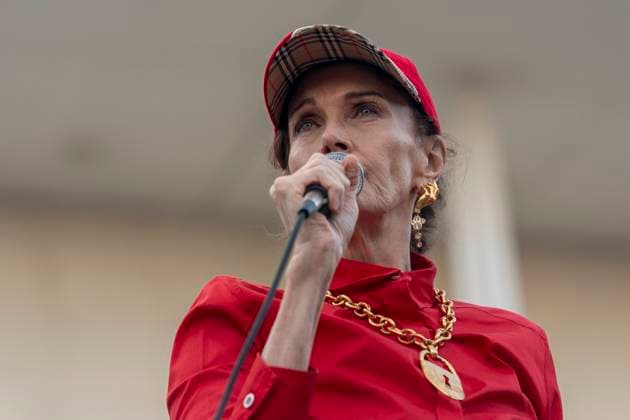 September 18, 2026, Washington, Dc, USA: Linda Carter speaks at the Hands Around the Kennedy Center demonstration..Supporters of the Kennedy Center gathered for the protest in response to this week s escalating tensions over the arts institution s future, including the Trump-appointed board voting to close the center in defiance of a court order, testimony that contractors were ramming the pillars of the building with construction equipment, and photographs showing President Trump aboard Air Force One with a poster that read Kennedy Center DEMOLISHED Washington USA  - ZUMAs197 20260918_aaa_s197_059 Copyright: xJenxGolbeckx