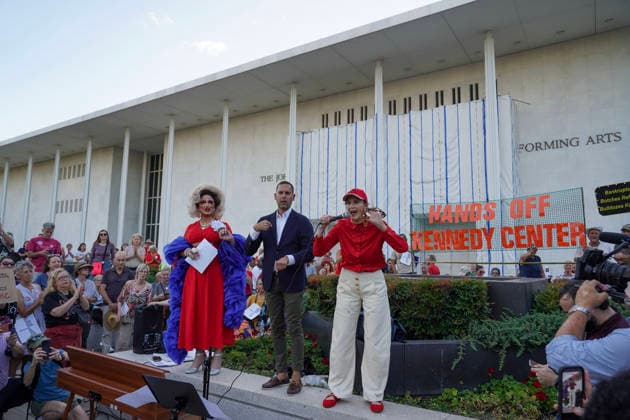 Actress Lynda Carter speaks during the Hands Off the Arts Kennedy Center protest, objecting to President Donald Trump s call for the possibility of demolishing the Kennedy Center at the John F. Kennedy Center for the Performing Arts on Friday, September 18, 2026 in Washington DC. Several hundreds of activists held signs and walked the premises calling for President Trump to be removed as the chairman of the Kennedy Center.  WAP20260918904 LeighxVogel