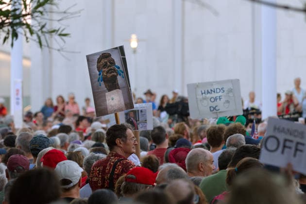 September 18, 2026, Washington, D.C, USA: Thousands of demonstrators gather outside the John F. Kennedy Center for the Performing Arts in Washington, D.C. Organized by the activist group Hands Off the Arts, the Hands Around the Kennedy Center rally drew participants to the iconic cultural venue to protest President Donald Trump s recent threats to demolish the building. Washington USA  - ZUMAd225 20260918_znp_d225_001 Copyright: xZoraidaxDiazx