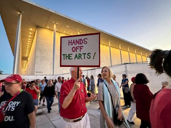 September 18, 2026, Washington, District Of Columbia, USA: A protester holds a sign that says Hands Off The Arts! as activists gathered at the Kennedy Center to oppose President Trump s threat to close the venue. Washington USA  - ZUMAd155 20260918_znp_d155_001 Copyright: xSuexDorfmanx