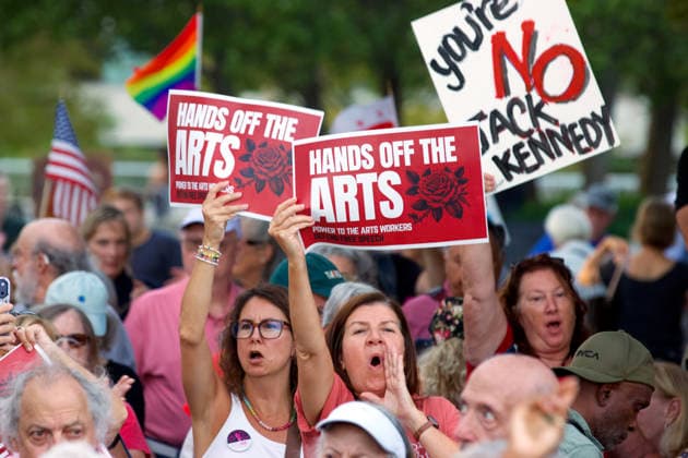 September 18, 2026, Washington, D.C, USA: Thousands of demonstrators gather outside the John F. Kennedy Center for the Performing Arts in Washington, D.C. Organized by the activist group Hands Off the Arts, the Hands Around the Kennedy Center rally drew participants to the iconic cultural venue to protest President Donald Trump s recent threats to demolish the building. Washington USA - ZUMAd225 20260918_znp_d225_004 Copyright: xZoraidaxDiazx