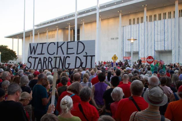 September 18, 2026, Washington, D.C, USA: Thousands of demonstrators gather outside the John F. Kennedy Center for the Performing Arts in Washington, D.C. Organized by the activist group Hands Off the Arts, the Hands Around the Kennedy Center rally drew participants to the iconic cultural venue to protest President Donald Trump s recent threats to demolish the building. Washington USA  - ZUMAd225 20260918_znp_d225_006 Copyright: xZoraidaxDiazx