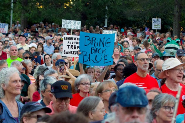 September 18, 2026, Washington, D.C, USA: Thousands of demonstrators gather outside the John F. Kennedy Center for the Performing Arts in Washington, D.C. Organized by the activist group Hands Off the Arts, the Hands Around the Kennedy Center rally drew participants to the iconic cultural venue to protest President Donald Trump s recent threats to demolish the building. Washington USA  - ZUMAd225 20260918_znp_d225_007 Copyright: xZoraidaxDiazx