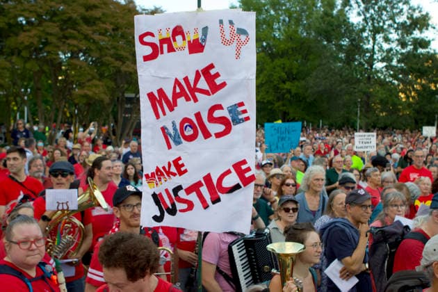 September 18, 2026, Washington, D.C, USA: Thousands of demonstrators gather outside the John F. Kennedy Center for the Performing Arts in Washington, D.C. Organized by the activist group Hands Off the Arts, the Hands Around the Kennedy Center rally drew participants to the iconic cultural venue to protest President Donald Trump s recent threats to demolish the building. Washington USA - ZUMAd225 20260918_znp_d225_015 Copyright: xZoraidaxDiazx