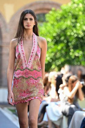 Custo Barcelona - Mercedes Benz Fashion Week Madrid, Spain - 18 Sept 2026 A model parades with Custo Barcelona design during Mercedes Benz Fashion Week Madrid Cibeles Palace in Madrid. Madrid Spain Copyright: xAtilanoxGarciax xSOPAxImagesx PHOTO08528