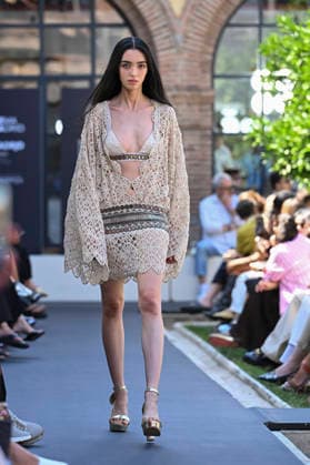 Custo Barcelona - Mercedes Benz Fashion Week Madrid, Spain - 18 Sept 2026 A model parades with Custo Barcelona design during Mercedes Benz Fashion Week Madrid Cibeles Palace in Madrid. Madrid Spain Copyright: xAtilanoxGarciax xSOPAxImagesx PHOTO08557