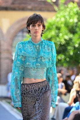 Custo Barcelona - Mercedes Benz Fashion Week Madrid, Spain - 18 Sept 2026 A model parades with Custo Barcelona design during Mercedes Benz Fashion Week Madrid Cibeles Palace in Madrid. Madrid Spain Copyright: xAtilanoxGarciax xSOPAxImagesx PHOTO08566