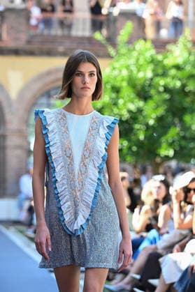 Custo Barcelona - Mercedes Benz Fashion Week Madrid, Spain - 18 Sept 2026 A model parades with Custo Barcelona design during Mercedes Benz Fashion Week Madrid Cibeles Palace in Madrid. Madrid Spain Copyright: xAtilanoxGarciax xSOPAxImagesx PHOTO08567