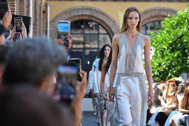 Custo Barcelona - Mercedes Benz Fashion Week Madrid, Spain - 18 Sept 2026 A model parades with Custo Barcelona design during Mercedes Benz Fashion Week Madrid Cibeles Palace in Madrid. Madrid Spain Copyright: xAtilanoxGarciax xSOPAxImagesx PHOTO08581