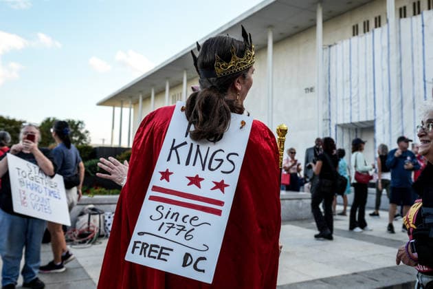 Hands Around the Kennedy Center Protest in Washington, D.C. A large crowd of demonstrators gathers outside the John F. Kennedy Center for the Performing Arts during the Hands Around the Kennedy Center protest organized by Hands Off the Arts in Washington, D.C., United States, on September 18, 2026. Protesters display signs criticizing U.S. President Donald Trump and opposing actions affecting the Kennedy Center, as controversy continues over the venue™s closure for renovations, efforts to add Trump™s name to the institution and the possibility of demolition or rebuilding. The demonstration included performances, speakers and a planned human chain around the Kennedy Center in support of the venue, its workers, artists and the perfo Copyright: xHASANxAKBASx