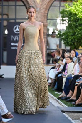Maison Mesa - Mercedes Benz Fashion Week Madrid, Spain -18 Sept 2026 A model parades with Maison Mesa design during Mercedes Benz Fashion Week Madrid Cibeles Palace in Madrid. Madrid Spain Copyright: xAtilanoxGarciax xSOPAxImagesx PHOTO08635