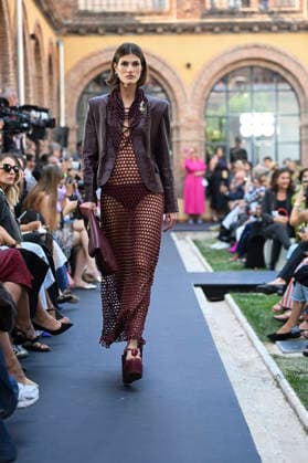 Lola Casademunt - Mercedes Benz Fashion Week Madrid, Spain - 18 Sept 2026 A model parades with Lola Casademunt a design during Mercedes Benz Fashion Week Madrid Cibeles Palace in Madrid. Madrid Spain Copyright: xAtilanoxGarciax xSOPAxImagesx PHOTO08651