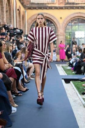 Lola Casademunt - Mercedes Benz Fashion Week Madrid, Spain - 18 Sept 2026 A model parades with Lola Casademunt a design during Mercedes Benz Fashion Week Madrid Cibeles Palace in Madrid. Madrid Spain Copyright: xAtilanoxGarciax xSOPAxImagesx PHOTO08653
