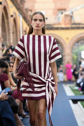 Lola Casademunt - Mercedes Benz Fashion Week Madrid, Spain - 18 Sept 2026 A model parades with Lola Casademunt a design during Mercedes Benz Fashion Week Madrid Cibeles Palace in Madrid. Madrid Spain Copyright: xAtilanoxGarciax xSOPAxImagesx PHOTO08654