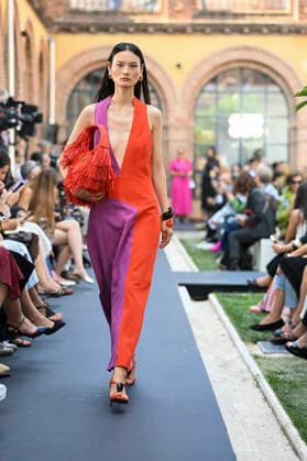 Lola Casademunt - Mercedes Benz Fashion Week Madrid, Spain - 18 Sept 2026 A model parades with Lola Casademunt a design during Mercedes Benz Fashion Week Madrid Cibeles Palace in Madrid. Madrid Spain Copyright: xAtilanoxGarciax xSOPAxImagesx PHOTO08681