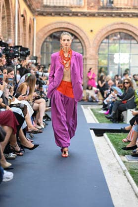 Lola Casademunt - Mercedes Benz Fashion Week Madrid, Spain - 18 Sept 2026 A model parades with Lola Casademunt a design during Mercedes Benz Fashion Week Madrid Cibeles Palace in Madrid. Madrid Spain Copyright: xAtilanoxGarciax xSOPAxImagesx PHOTO08683