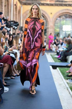 Lola Casademunt - Mercedes Benz Fashion Week Madrid, Spain - 18 Sept 2026 A model parades with Lola Casademunt a design during Mercedes Benz Fashion Week Madrid Cibeles Palace in Madrid. Madrid Spain Copyright: xAtilanoxGarciax xSOPAxImagesx PHOTO08685