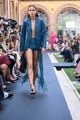 Lola Casademunt - Mercedes Benz Fashion Week Madrid, Spain - 18 Sept 2026 A model parades with Lola Casademunt a design during Mercedes Benz Fashion Week Madrid Cibeles Palace in Madrid. Madrid Spain Copyright: xAtilanoxGarciax xSOPAxImagesx PHOTO08692
