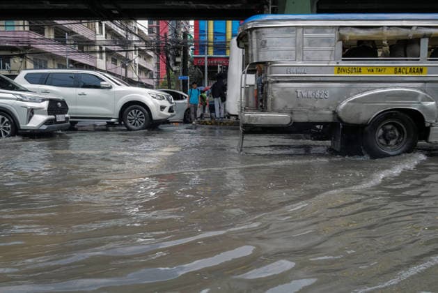 September 18, 2026, Philippines: Southwest monsoon brought by tropical cyclone Dujuan outside the Philippine Area of Responsibility brings thunderstorms and flash floods within the metropolitan of Metro Manila and neighboring provinces. Typhoon Dujuan, Typhoon No. 25, has a sustained winds of 120 km hr near the center with a gustiness up to 150 km hr. The storm continues to travel towards Japan. Philippines  - ZUMAr240 20260918_zip_r240_073 Copyright: xMarcxDominicxRostratax