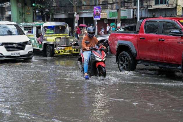 September 18, 2026, Philippines: Southwest monsoon brought by tropical cyclone Dujuan outside the Philippine Area of Responsibility brings thunderstorms and flash floods within the metropolitan of Metro Manila and neighboring provinces. Typhoon Dujuan, Typhoon No. 25, has a sustained winds of 120 km hr near the center with a gustiness up to 150 km hr. The storm continues to travel towards Japan. Philippines  - ZUMAr240 20260918_zip_r240_072 Copyright: xMarcxDominicxRostratax