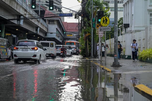 September 18, 2026, Philippines: Southwest monsoon brought by tropical cyclone Dujuan outside the Philippine Area of Responsibility brings thunderstorms and flash floods within the metropolitan of Metro Manila and neighboring provinces. Typhoon Dujuan, Typhoon No. 25, has a sustained winds of 120 km hr near the center with a gustiness up to 150 km hr. The storm continues to travel towards Japan. Philippines  - ZUMAr240 20260918_zip_r240_064 Copyright: xMarcxDominicxRostratax